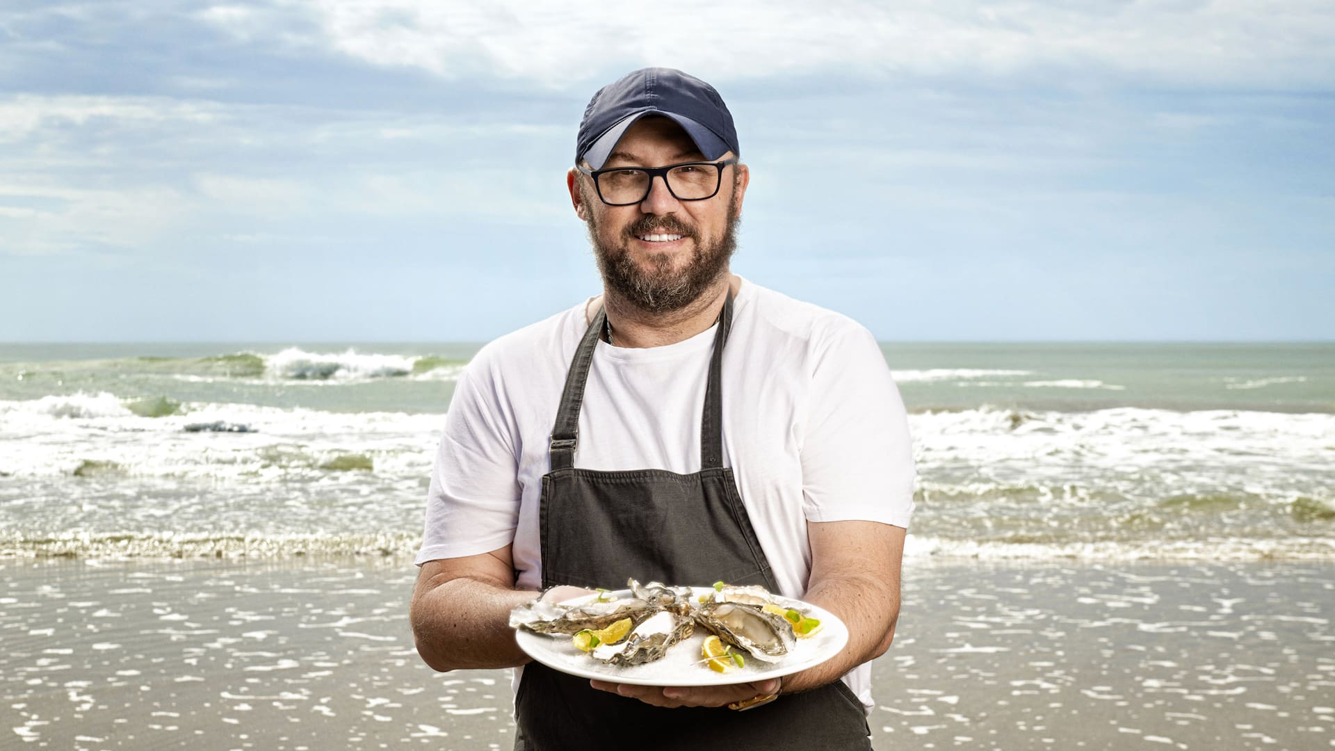 El chef Dante Liporace con su plato estrella en Molusca Bar: ostras
