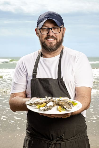 El chef Dante Liporace con su plato estrella en Molusca Bar: ostras