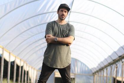 El chef de Buenos Aires Verde, en la huerta orgánica