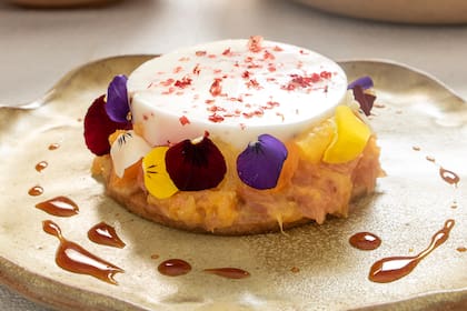 El chef del Palacio Duhau, elaboró panacota de yogur deslactosado.