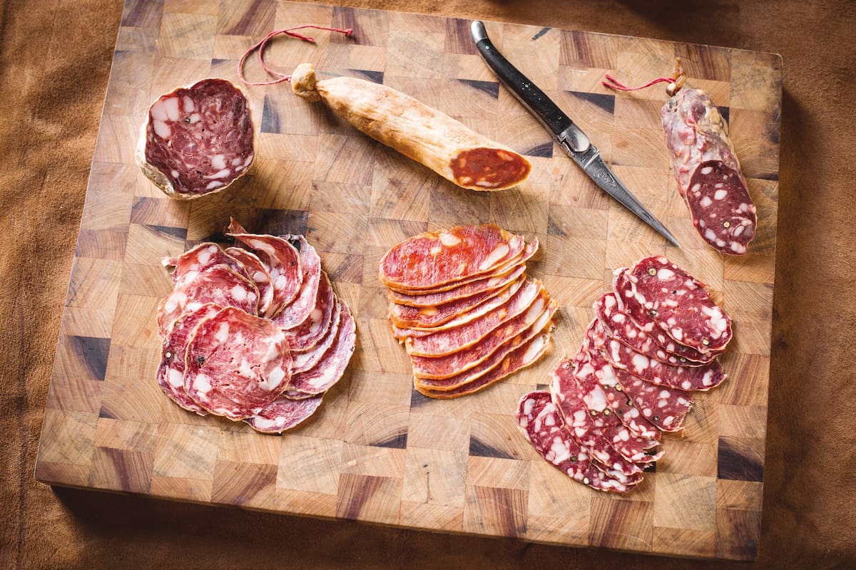 El chef destaca la tradición argentina en la elaboración de embutidos madurados. Aquí, su versión de tres salames