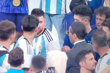 El chef e influencer turco persiguió a Messi en la cancha e intentó llamar su atención al menos en dos ocasiones