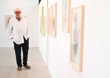 El chef Francis Mallmann en la presentación de "Fragmentos de misterio", la serie Aléatoires de Carmelo Arden Quin. Se trata de obras realizadas por el artista desde inicios de los años 70 pintadas con aerosoles y esténcil. Fallecido en 2010, Arden Quin utilizó una técnica de pulverización en sus trabajos que permite graduar la aplicación de la pintura hasta saturar la superficie en los planos de color uniforme, lograr transparencias o fundidos entre los pigmentos.
