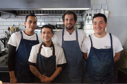 El chef Gastón Blundell con su equipo: Ricardo Carrillo, Diego Martínez y Jorge López.
