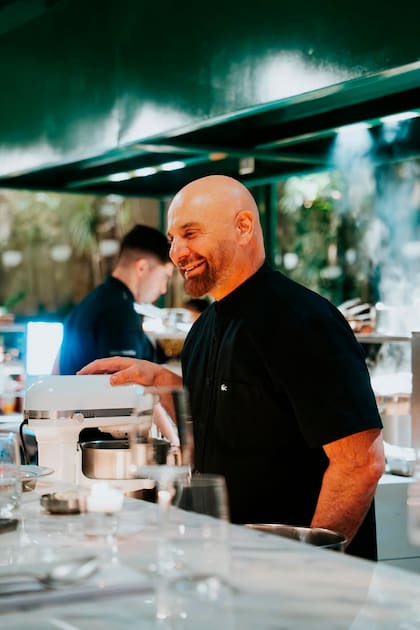 El chef Germán Martirtegui detrás de la renovada barra de su restaurante