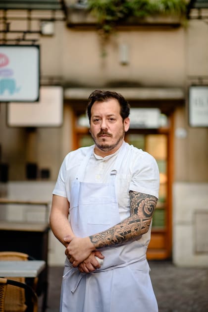 El chef Gonzalo Aramburu en la puerta de su restaurante en Recoleta.