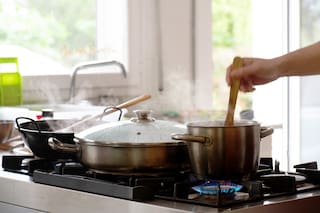 Por qué conviene colocar una cuchara de madera sobre la olla al cocinar