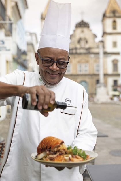 El chef João Silva, de Cuco Bistrô, dando el toque final a su Arroz Bahia de Todos Os Santos.