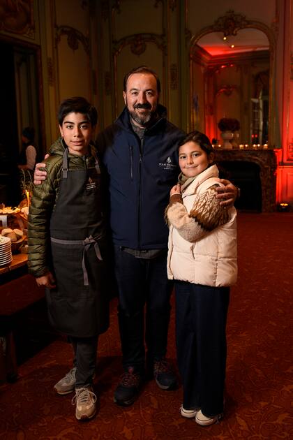 El chef Juan Gaffuri, anfitrión del evento, junto a sus hijos