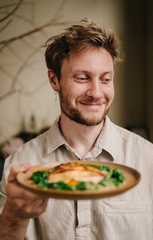 El chef Konstantin Voronin y la merluza negra con la que conquistó a su mujer.