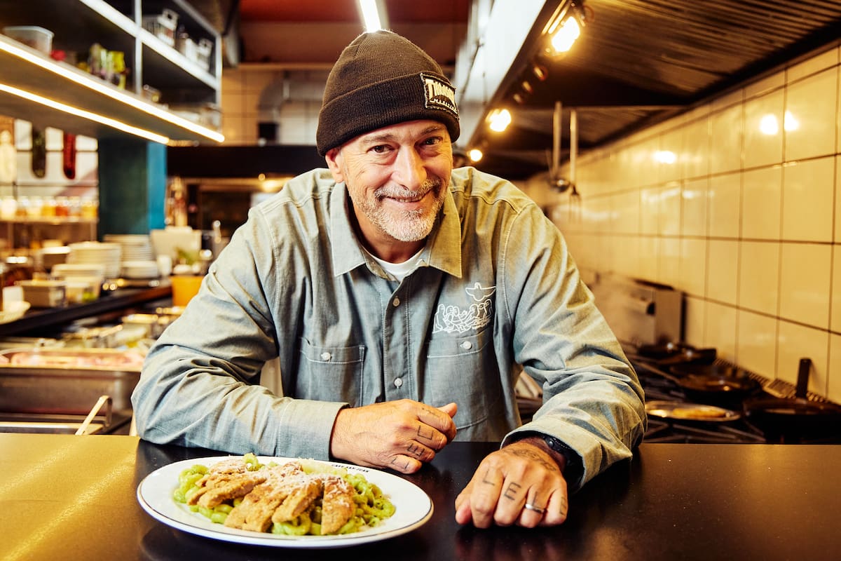 El chef Lele Cristóbal en la cocina de su local La Cantina