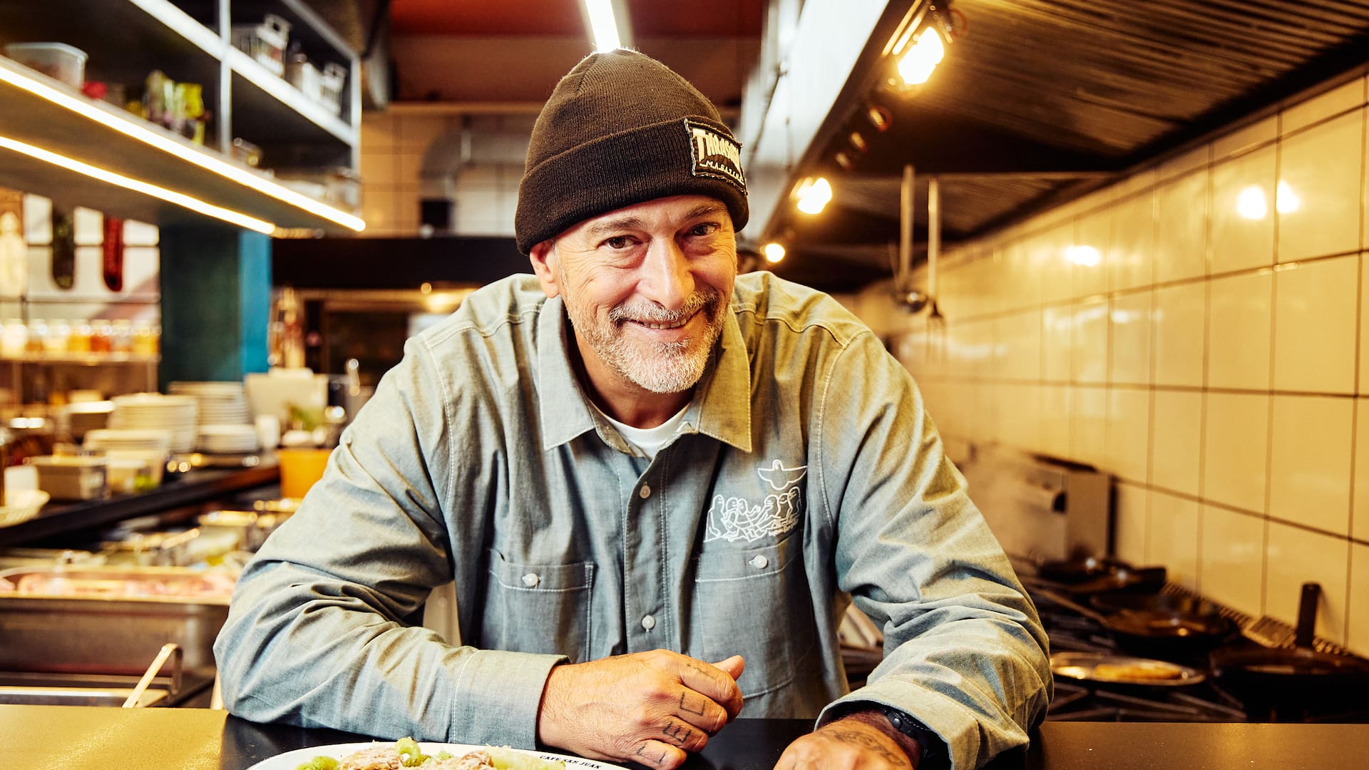 El chef Lele Cristóbal en la cocina de su local La Cantina