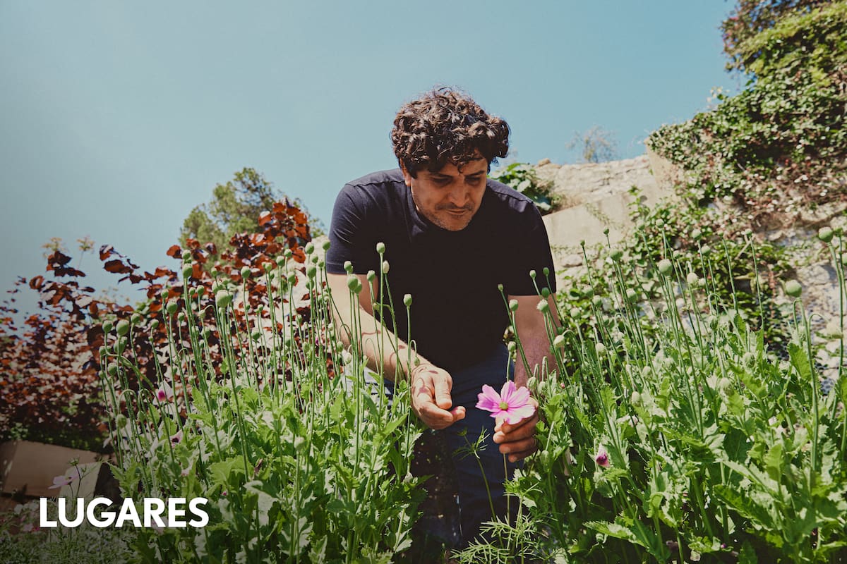 El chef Mauro Colagreco en su huerta de Mentón