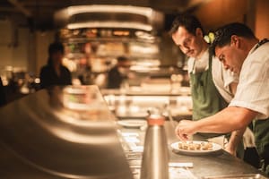Después de 10 años de trabajar para abrir un restaurante propio, tiene dos recomendados por la Guía Michelin