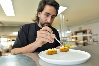 El chef Pedro Bargero en la cocina de Mar Cocina Suratlántica