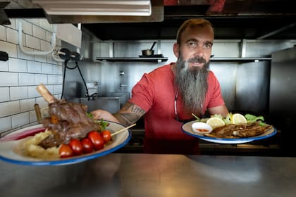 El chef Pedro Demuru, en la cocina del restaurante del parador Rada Beach, en Pinamar