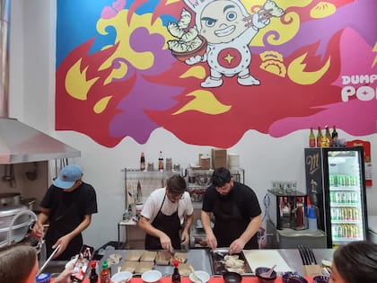 El chef Santiago Chittaro (de remera blanca), en la barra de Dumpling Pong