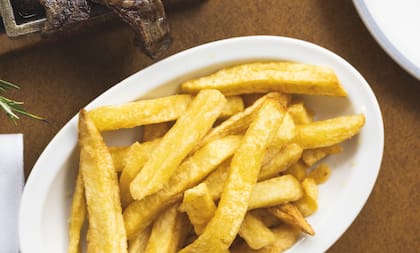 El chef Santiago Méndez sigue la receta de la triple cocción de las papas fritas