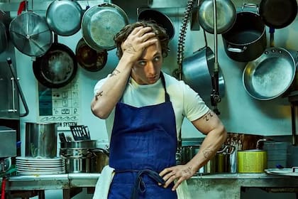 El chef superpremiado Carmy Berzatto deja su trabajo en restaurantes célebres para volver a ocuparse del negocio de sándwiches de su familia después de una tragedia