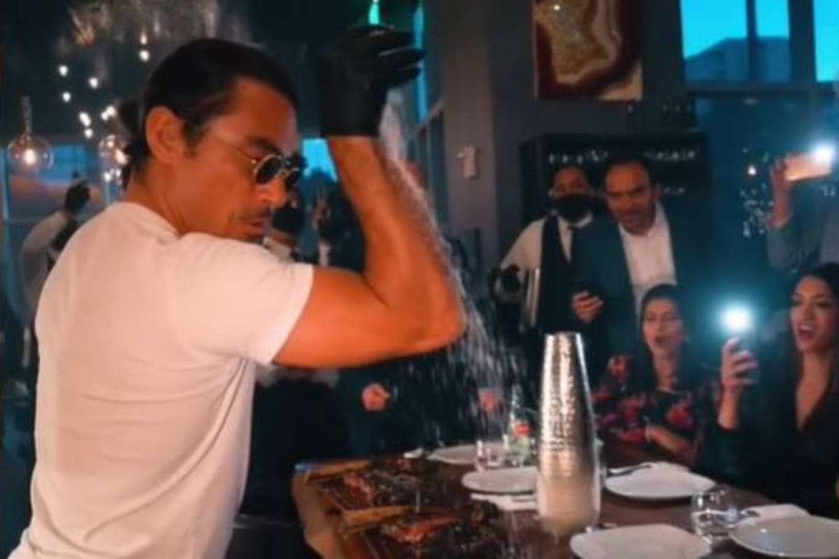 El chef turco es famoso por tirar sal al final de cada plato con un estilo particular