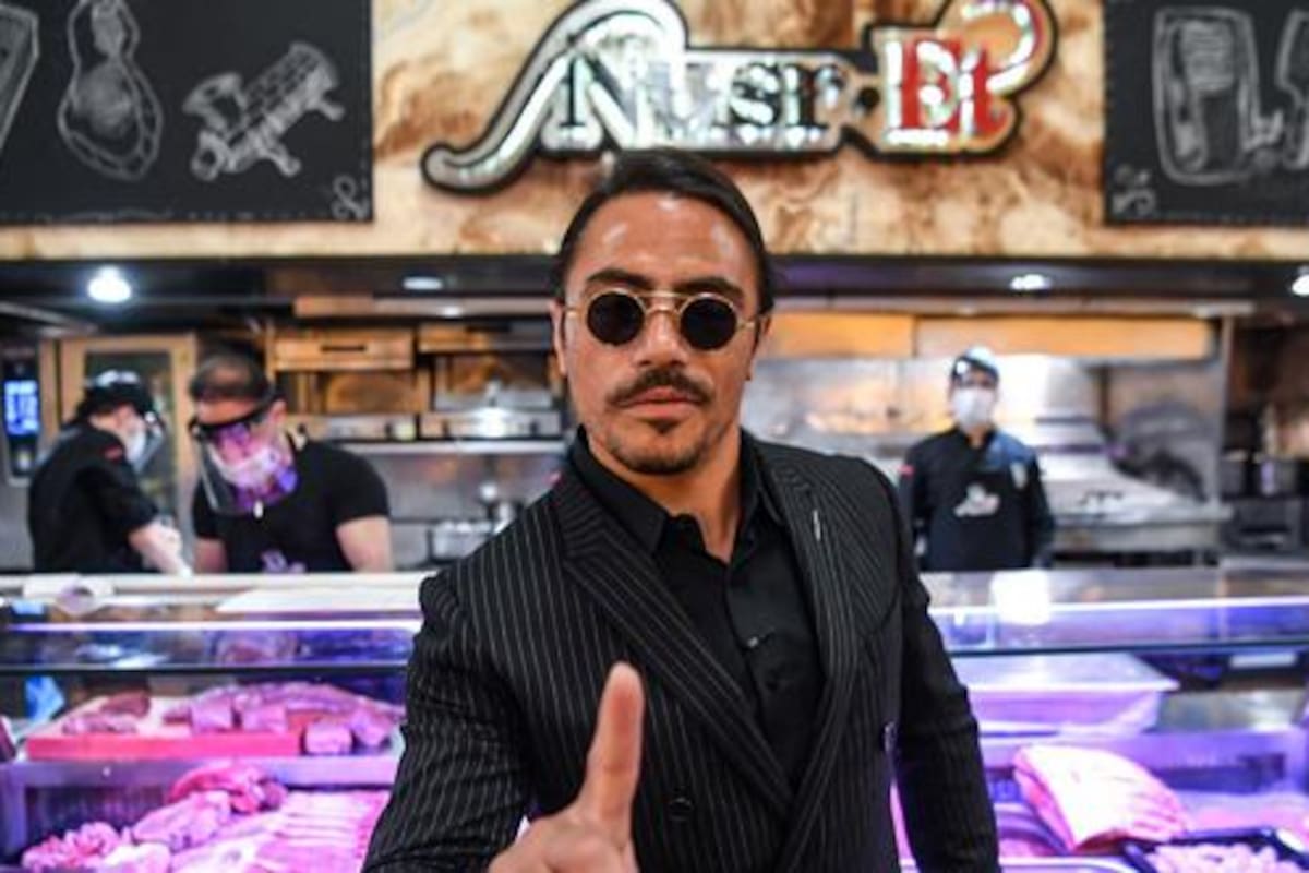 El chef turco Nusret Gokce, también conocido como Salt Bae, posa para las fotos en su restaurante Nusr-Et de Estambul el 1 de junio de 2020