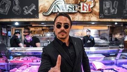 El chef turco Nusret Gokce, también conocido como Salt Bae, ha sido criticado por los altos precios en sus restaurantes