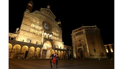 El chelista Fausto Solci toca su instrumento en el centro de la ciudad de Cremona junto al Duomo