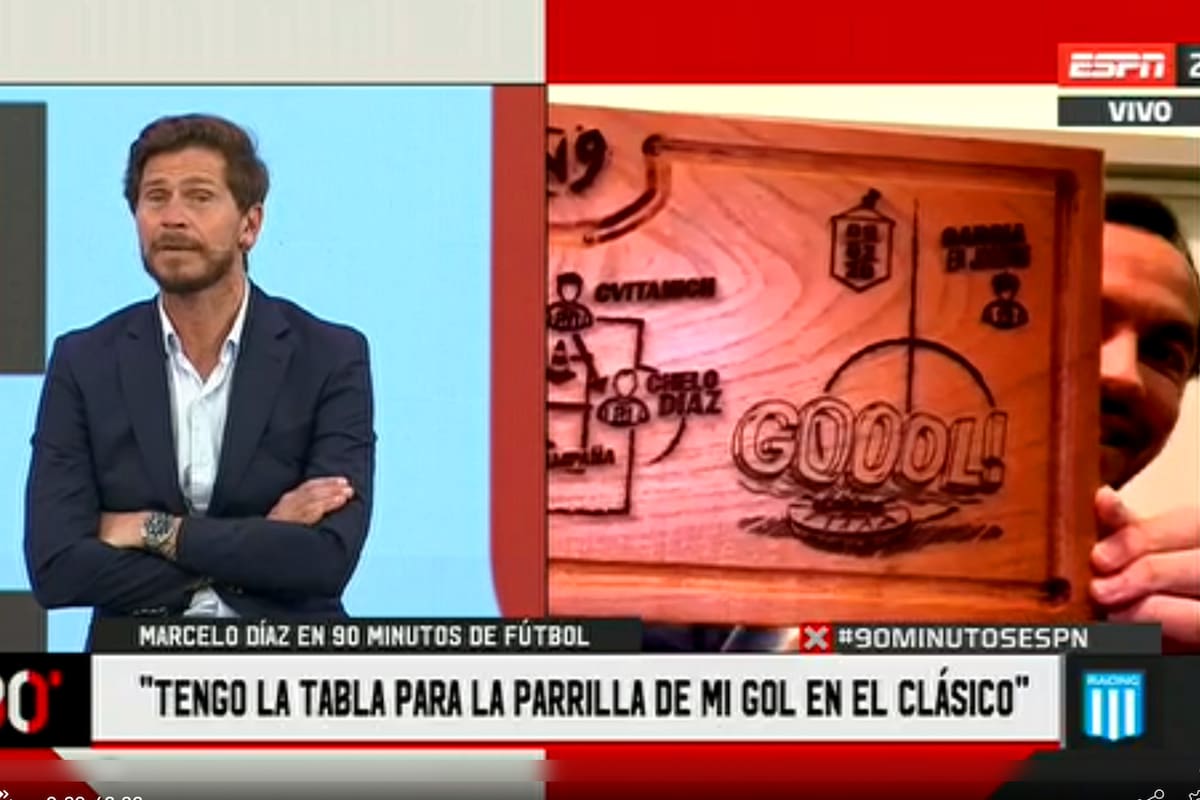 El Chelo Díaz le mostró al Pollo Vignolo la tabla parrillera que le regalaron con su recordado gol a Independiente grabado sobre la madera