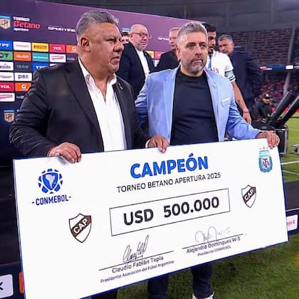 El cheque de medio millón de dólares para Platense, campeón del Apertura 2025, fue aportado por Conmebol.