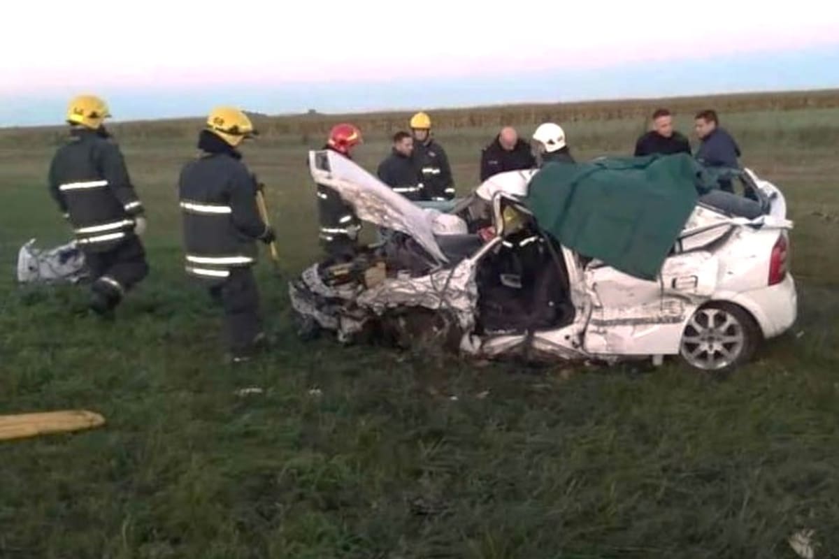 El Chevrolet Astra, destruido a la vera de la ruta 188, entre Pergamino y Rojas