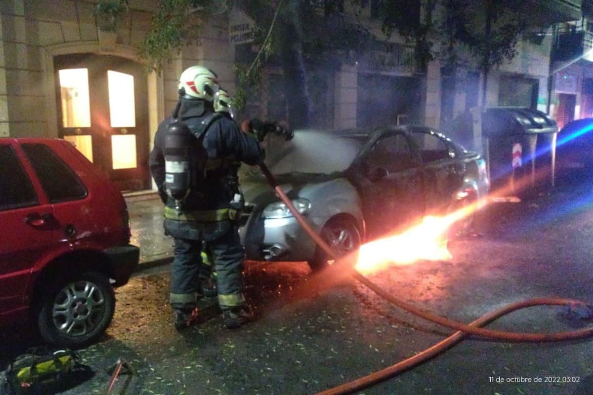 El Chevrolet Aveo incendiado y con un cadáver calcinado dentro