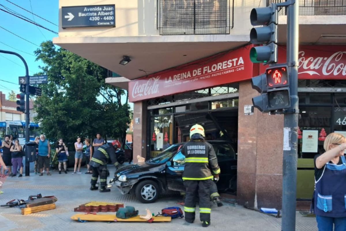 El Chevrolet Corsa quedó incrustado dentro de la pizzería