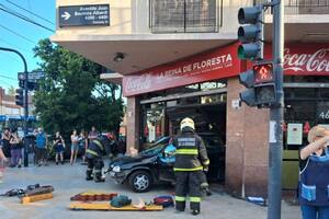 El Chevrolet Corsa quedó incrustado dentro de la pizzería