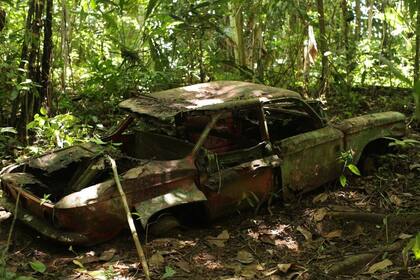 El Chevrolet Corvair que fue abandonado después de que tuvo problemas técnicos en su paso por la selva.