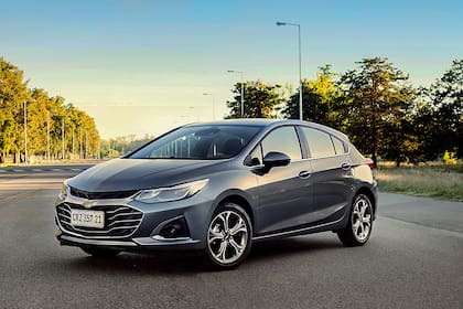 El Chevrolet Cruze 5 exhibe una silueta moderna y atractiva