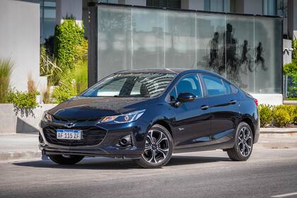 El Chevrolet Cruze está topeado y es uno de los pocos modelos que no incrementó su valor en dólares en estos ocho meses de 2022