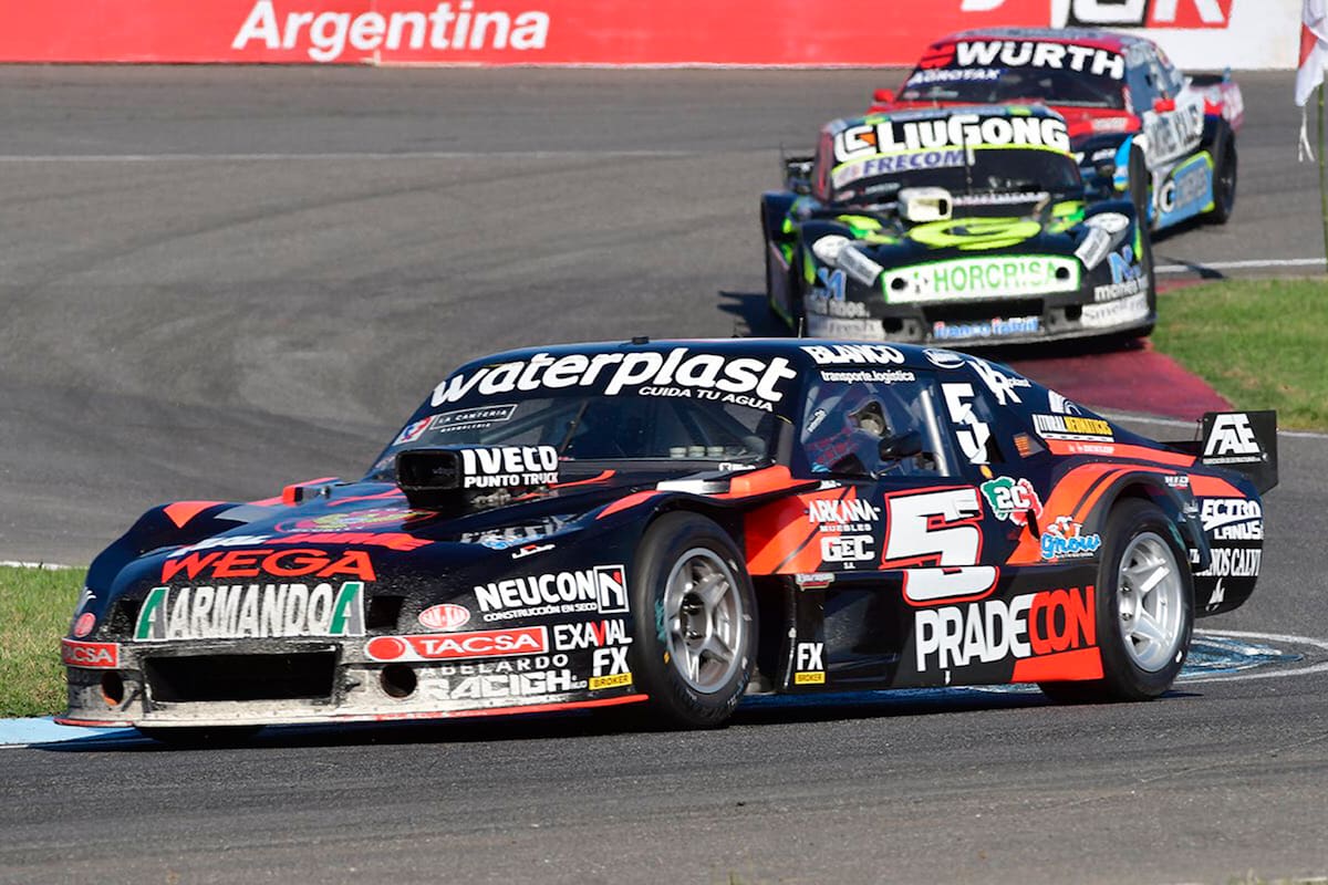 El Chevrolet de Christian Ledesma concluyó tercero en la veloz pista de Rafaela, pero quedó primero en la clasificación por las bajas a Juan Manuel Urcera y Nicolás Bonelli, en la primera carrera por la Copa de Oro de Turismo Carretera.