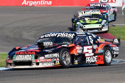 El Chevrolet de Christian Ledesma concluyó tercero en la veloz pista de Rafaela, pero quedó primero en la clasificación por las bajas a Juan Manuel Urcera y Nicolás Bonelli, en la primera carrera por la Copa de Oro de Turismo Carretera.