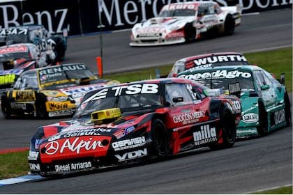 El Chevrolet de Urcera liderando en Rafaela, donde ganó la Carrera de los Dos Millones.