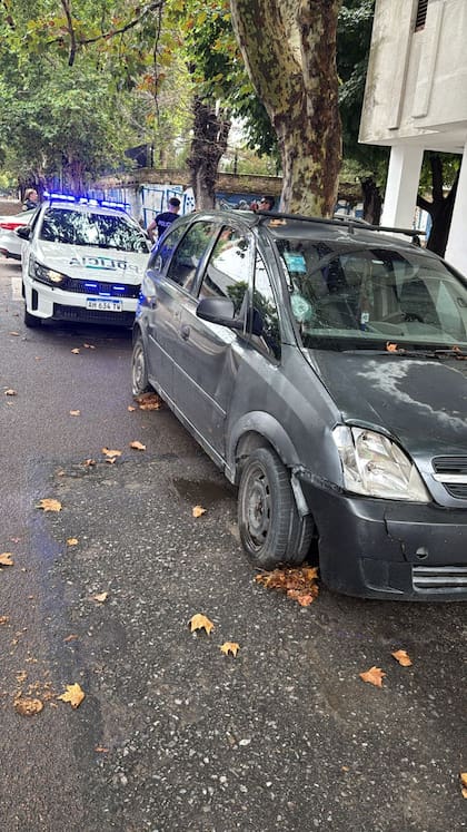 El Chevrolet Meriva gris oscuro incautado por la Policía en 5 y 57, señalado en la investigación como el vehículo involucrado en el hecho