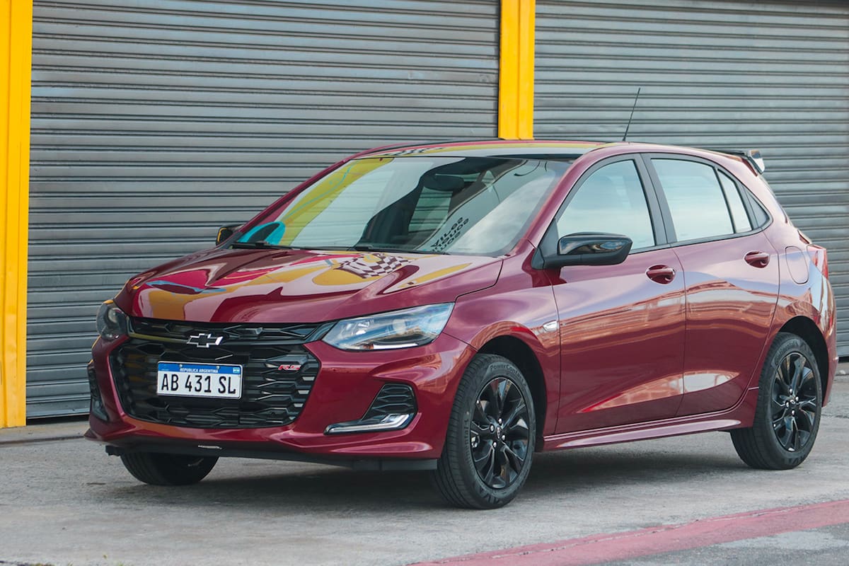 El Chevrolet Onix RS, el hatch chico del moño estrena estética deportiva