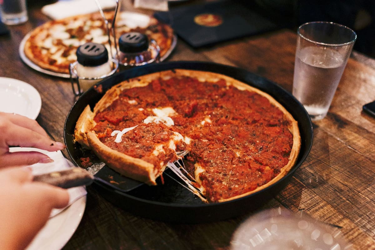 El Chicago Pizza Pass ofrece descuentos y promociones en 27 pizzerías de la ciudad (Unsplash)