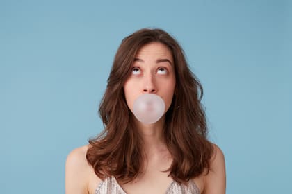 El chicle puede reducir el estrés y la ansiedad, puesto que al masticar se liberan las endorfinas