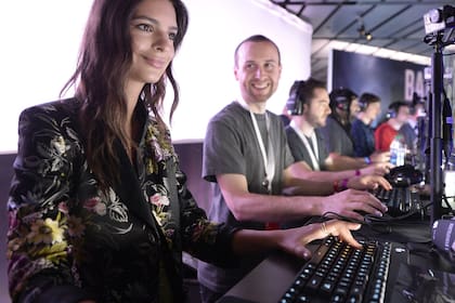 El chico a su lado no lo puede creer, pero sí: es la super modelo Emily Ratajkowski jugando al Battlefield 1 en la E3 2016