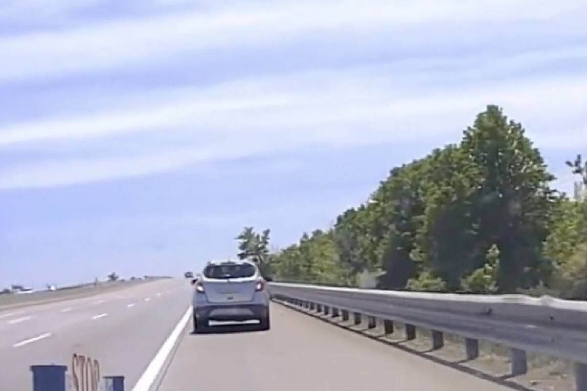 El chico de 10 años, cuyo nombre no fue revelado por las autoridades debido a su edad, se desplazaba erráticamente de un carril a otro por la carretera de Michigan hasta que fue detenido por la policía