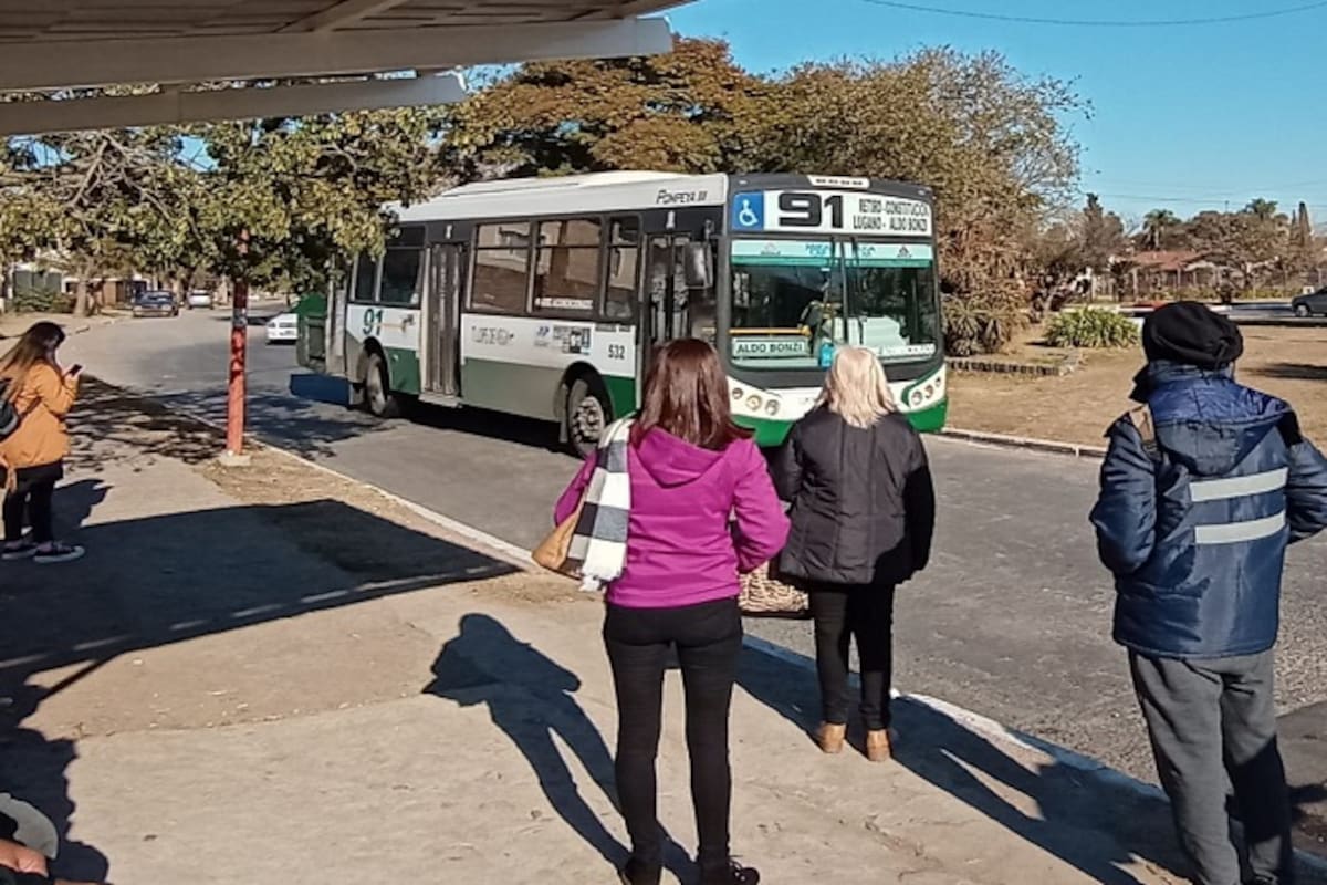 El chico fue asistido por una vecina que lo contuvo hasta que llegó la Policía luego de recibir el disparo al bajar de la línea 91 de colectivo
