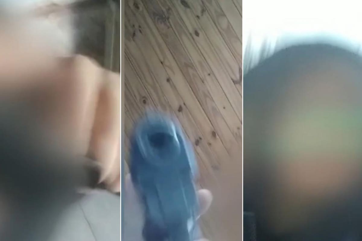 El chico manipulaba el arma cerca de su cabeza y mostraba que la llevaba escondida en la campera