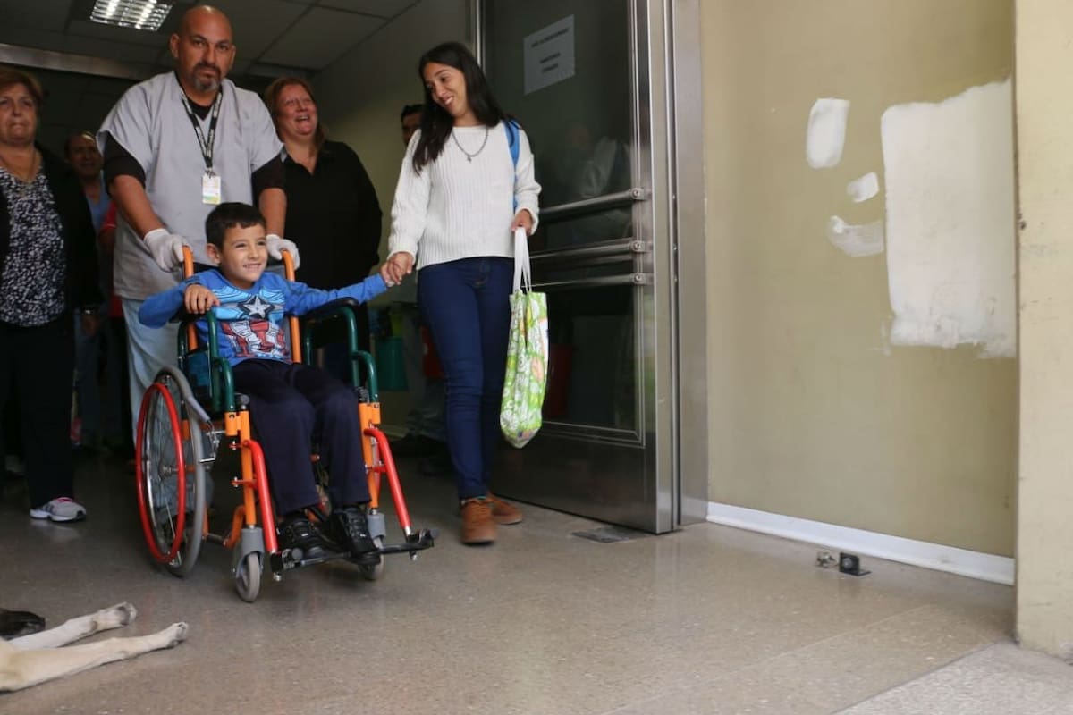 El chico sale del hospital