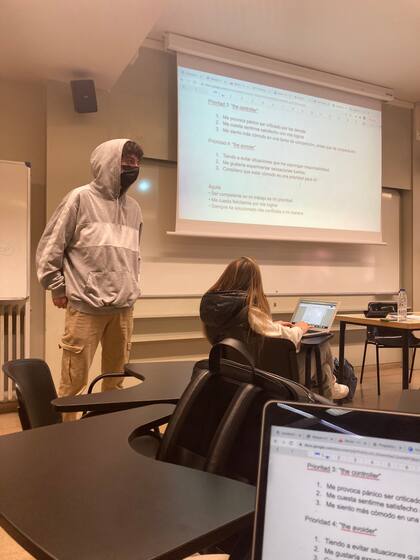 El chico terminó dando una presentación en la Universidad donde la joven realiza sus estudios