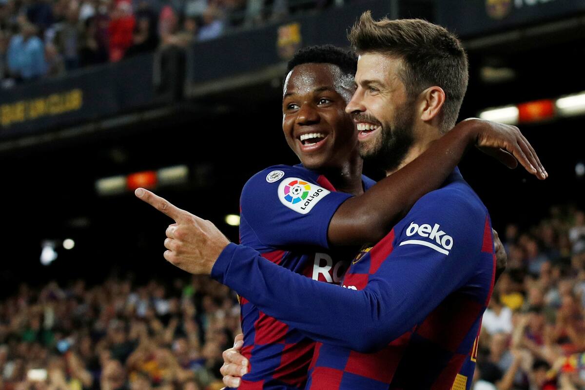El chico y el veterano: Ansu Fati celebra con Piqué el gol del defensor.